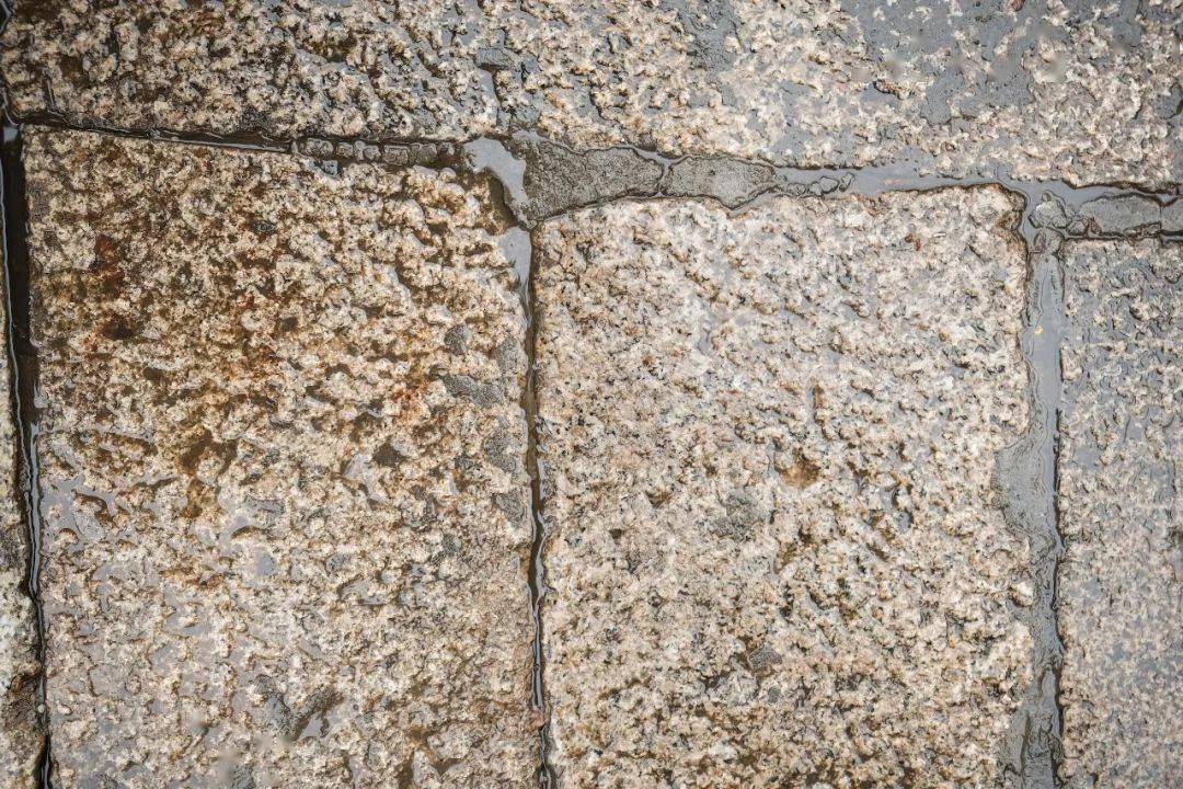 麻石街巷的铺设,还有些小讲究:一般来说,"街"由五块麻石并列铺成,"巷"