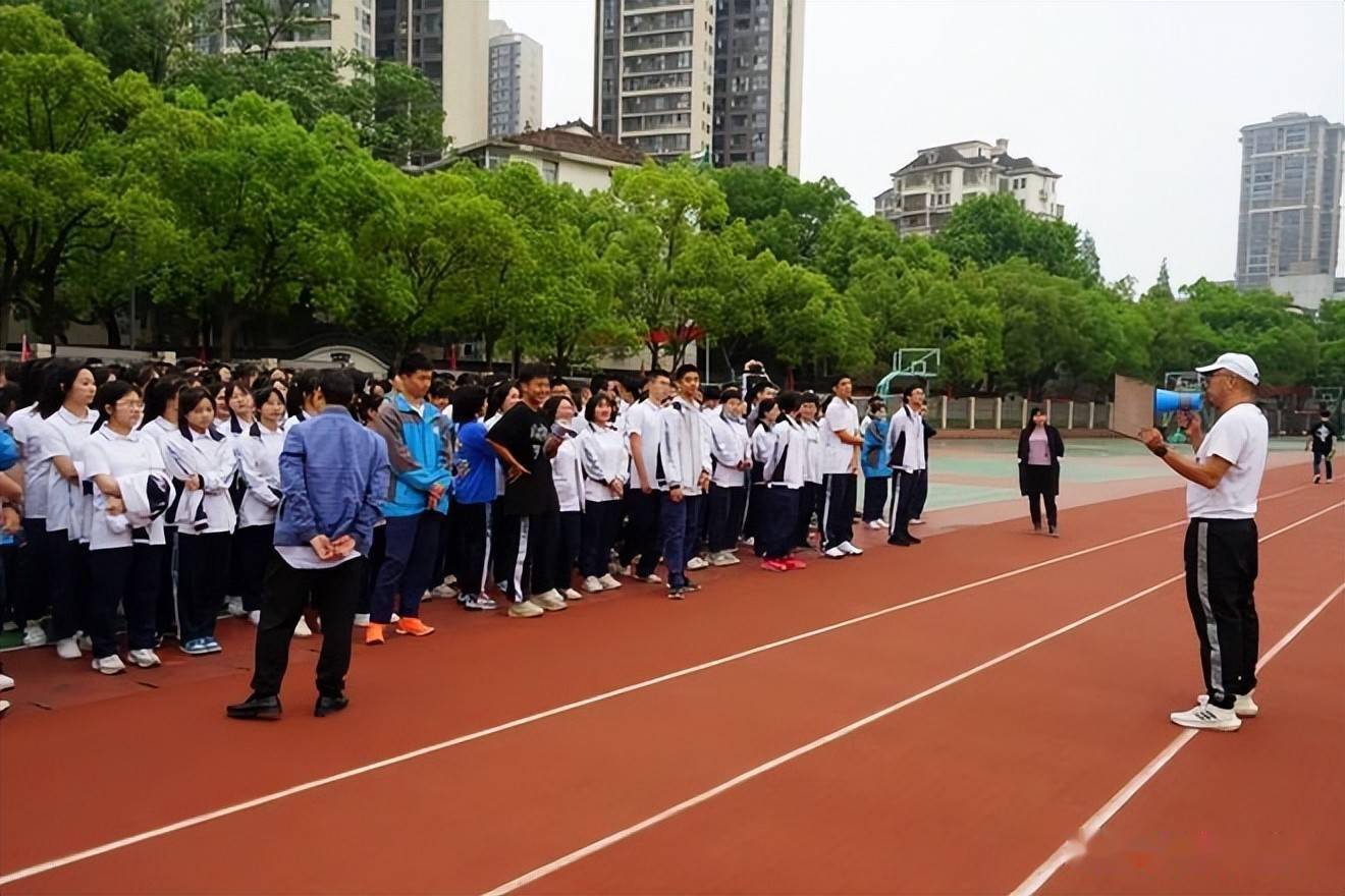 常德市七中举行高三趣味运动会