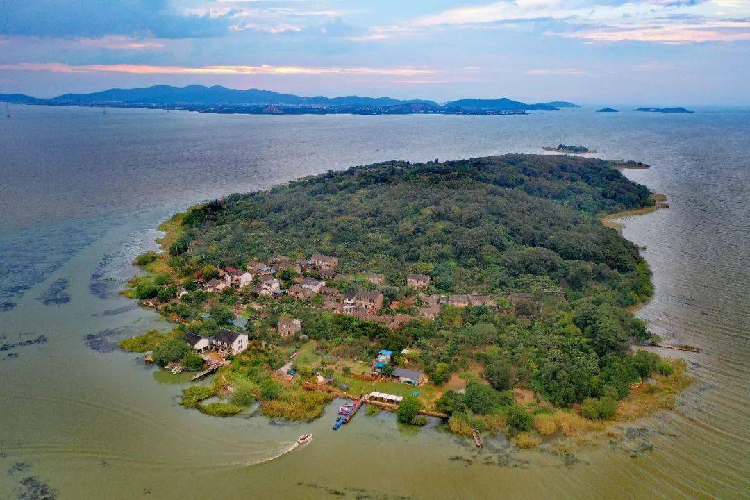 太湖四十八岛,七十二峰众里其一又名移山岛,当地人称为"老人岛"余山岛