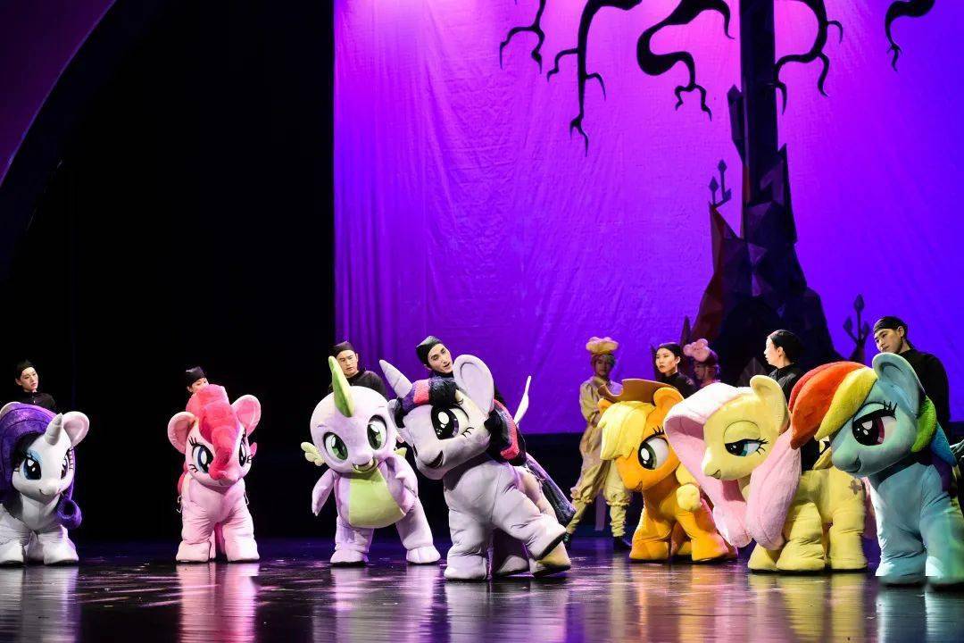 小马们都渴望能戴上皇冠,但奇怪的是,小马们的可爱标志和魔法开始退去