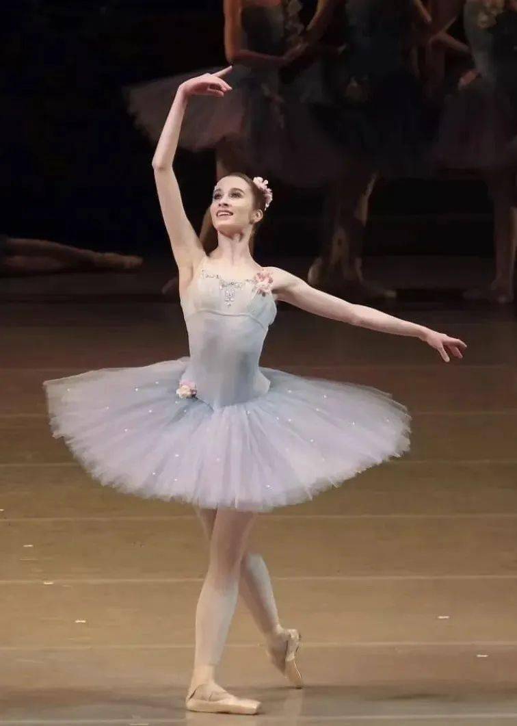 关于行礼知多少,芭蕾舞姿千千万,行礼为始终.