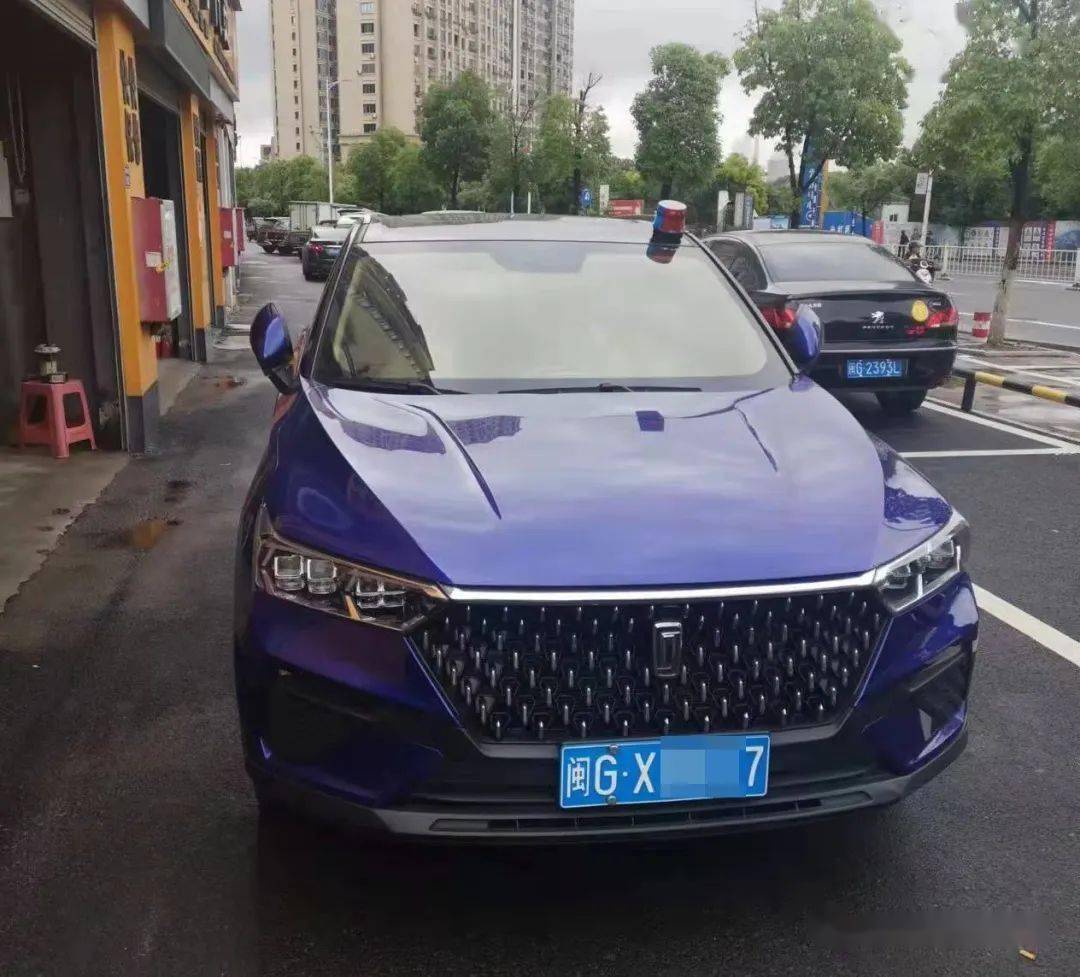 惊永安一私家车为图通行方便竟在车顶装了个警灯结果被交警巡逻时查处