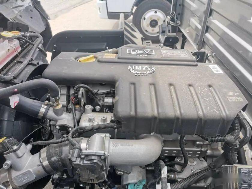 云内德威d25tcif1 柴油发动机拍摄车搭载的是满足国六排放的云内动力