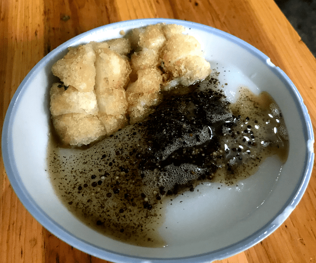 油炸粑稀饭是贵州安顺特色小吃,香甜软糯,满满都是小时候的回忆,油炸
