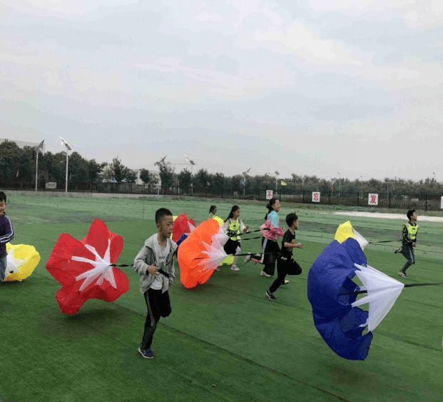 通过阻力伞活动让学生们更直接的了解阻力伞是用来减小飞机着陆时滑跑