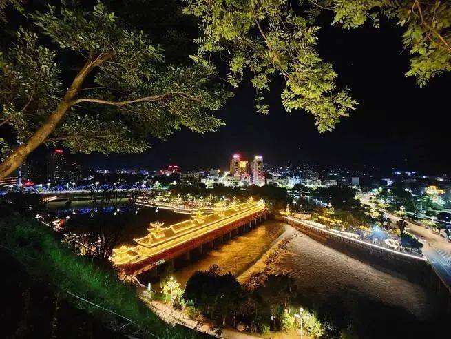 攀登抚琴台瞭望云县县城全景,在滨河公园水车广场漫步及跳广场舞,去南