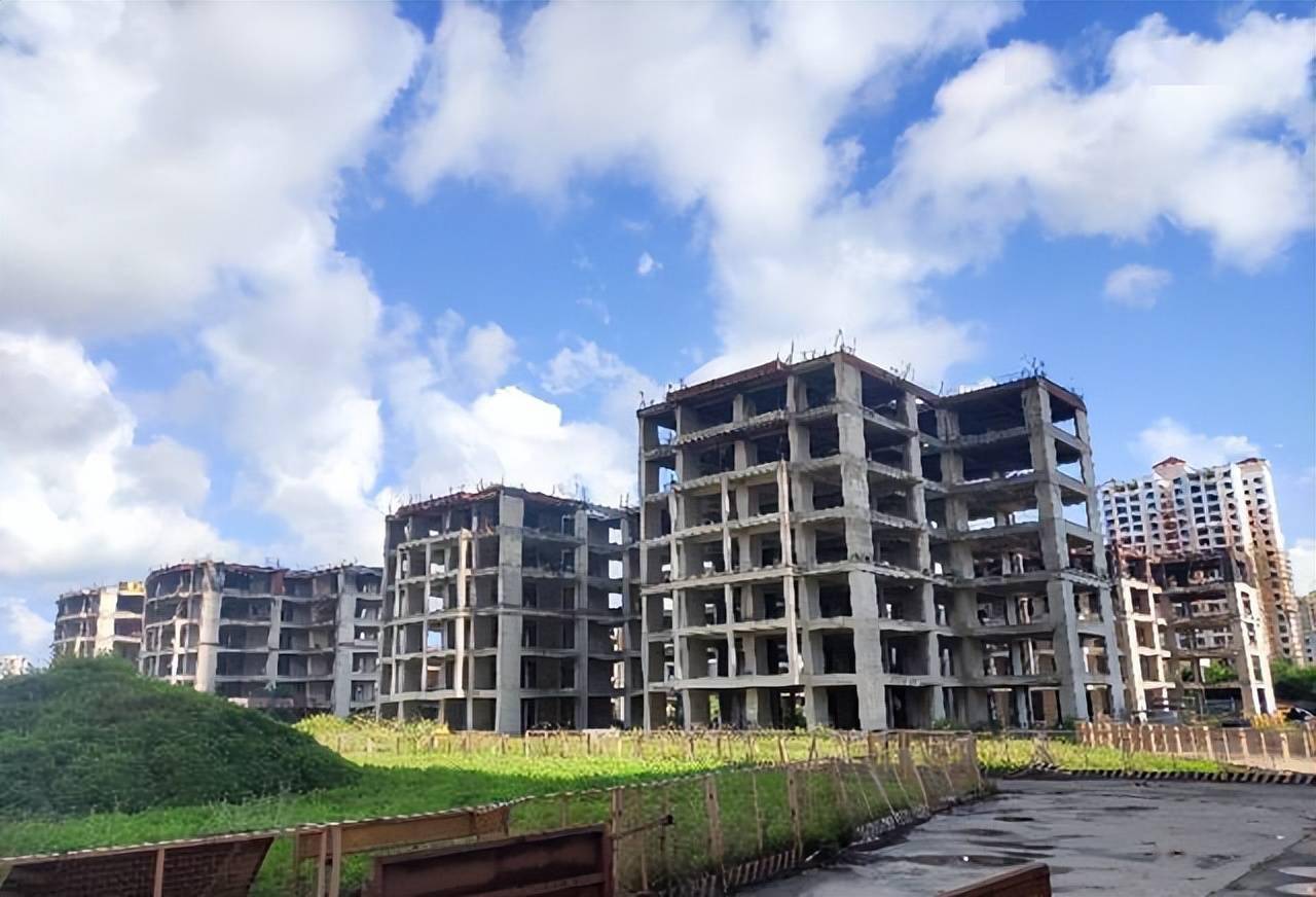 东城佳苑南侧还有一个和东城佳苑一样烂尾多年的尚源东城二期至今没有