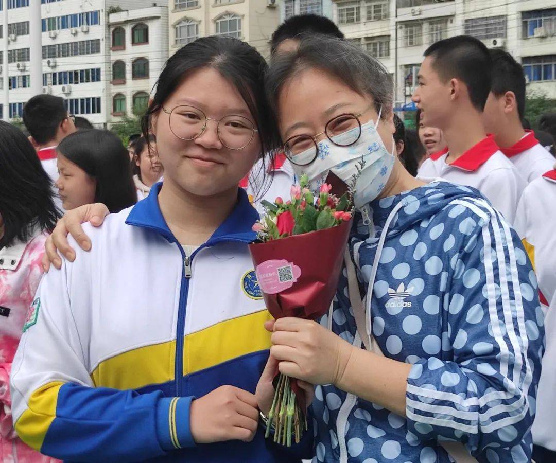 最美芳华感谢有您:连州中学举行首届班主任节主题升旗仪式_工作_发展