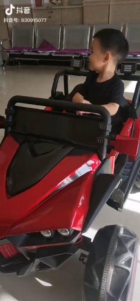 博哥威武看到孙子就是这个步伐