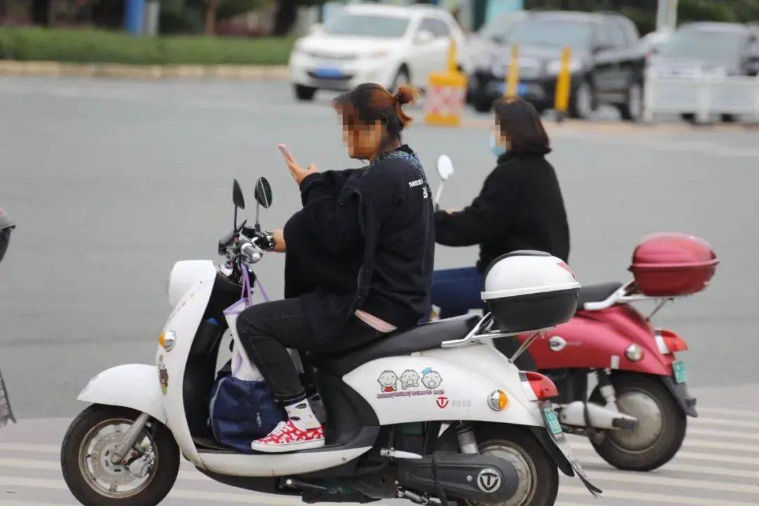 戴耳機騎電動車違法!網友曬罰單引熱議……_自行車_機動_車輛