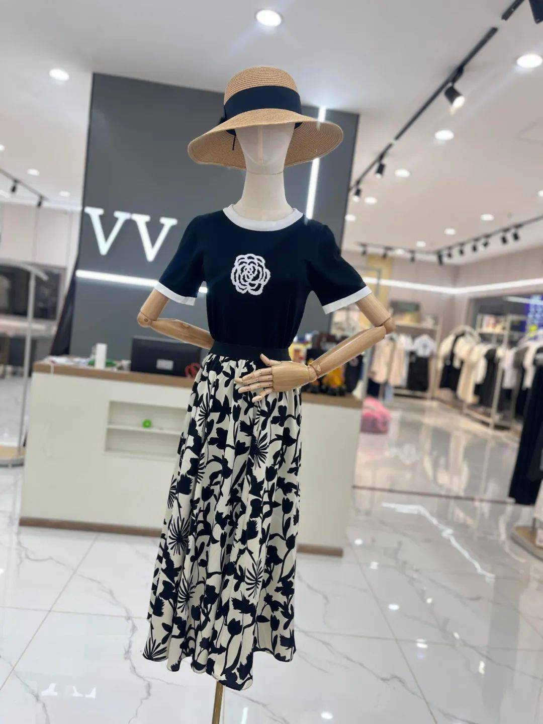 vvfushi融合了欧洲时尚,罗马建筑艺术,浪漫音乐元素,以独特的混搭概念