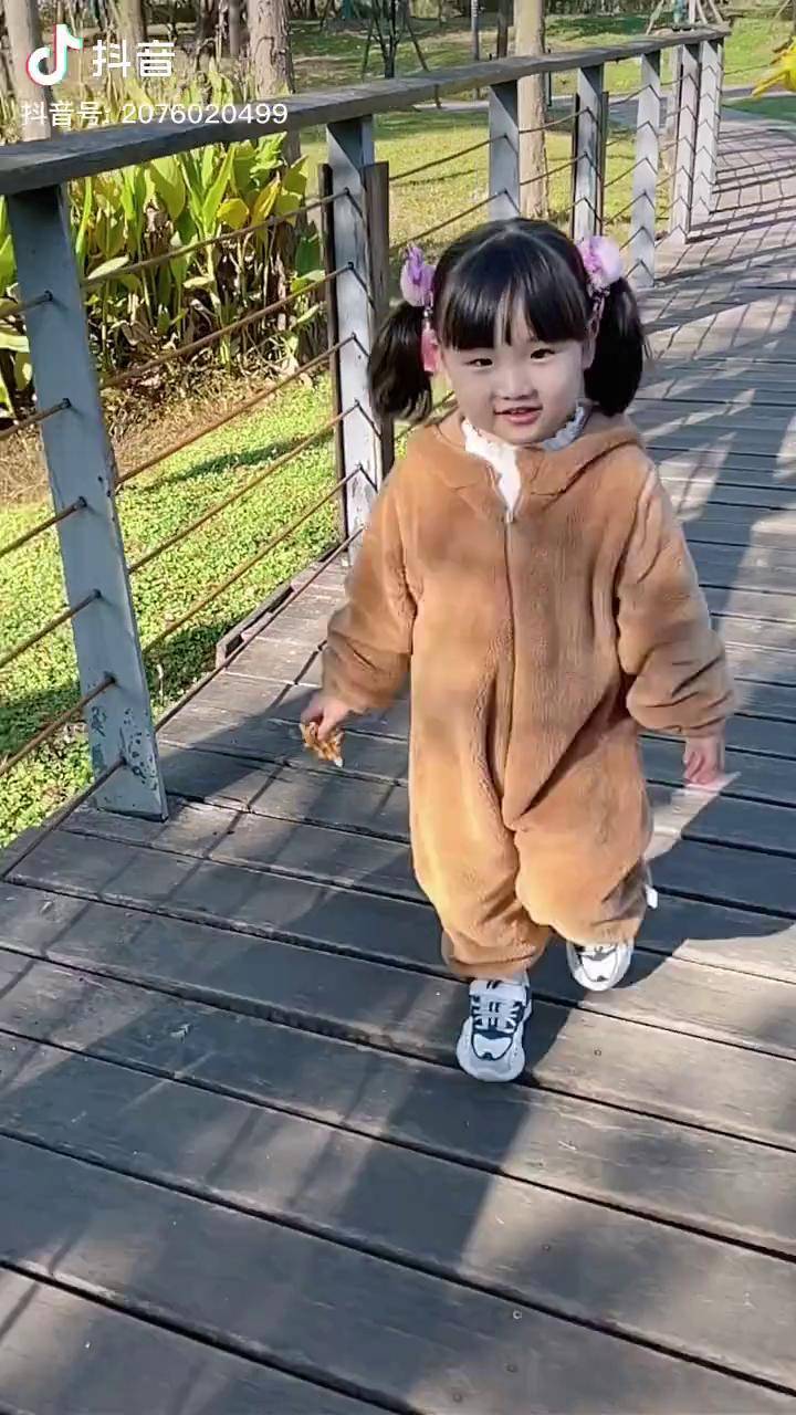 优小沐 记录美好童年 走路带风的步伐_沐沐