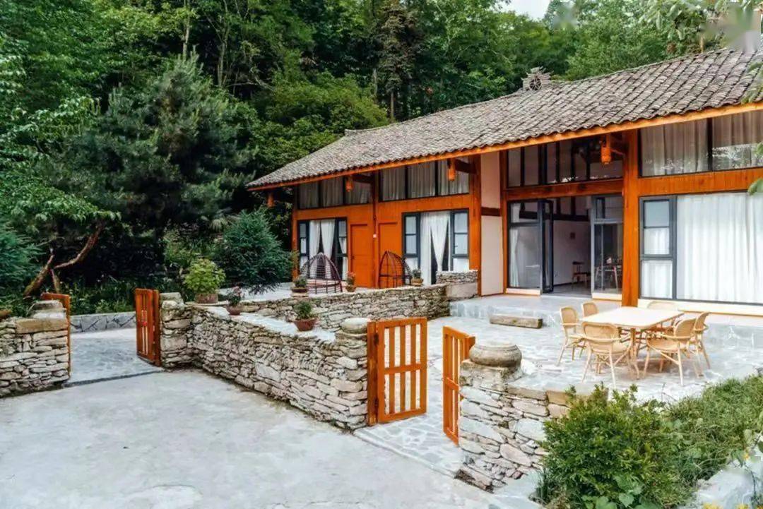 望山民宿房间墙面,地面也是纯白,小而温馨打开窗帘便可放入满满一室的