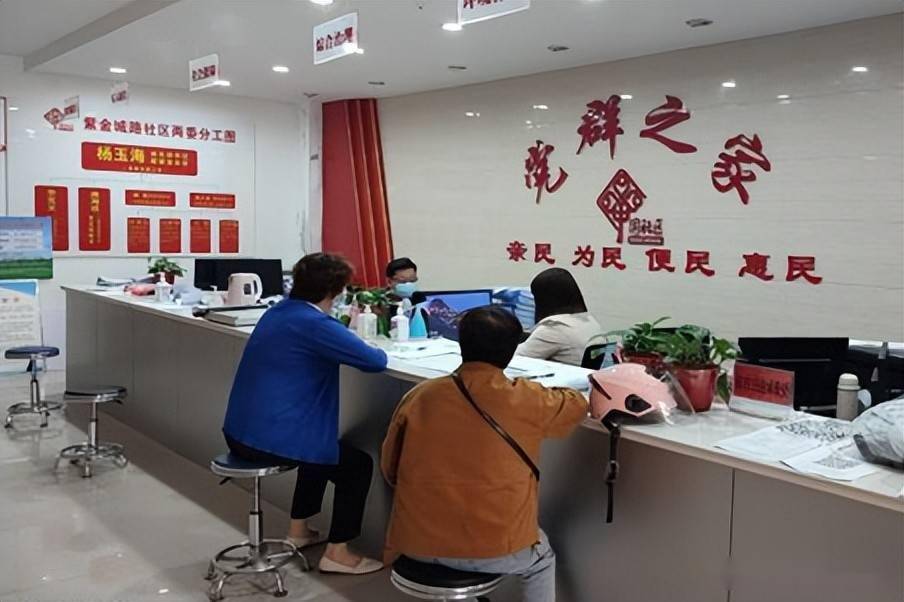 紫金城路社区居委会面对区域面积大,居民小区多,城乡人员混居等诸多