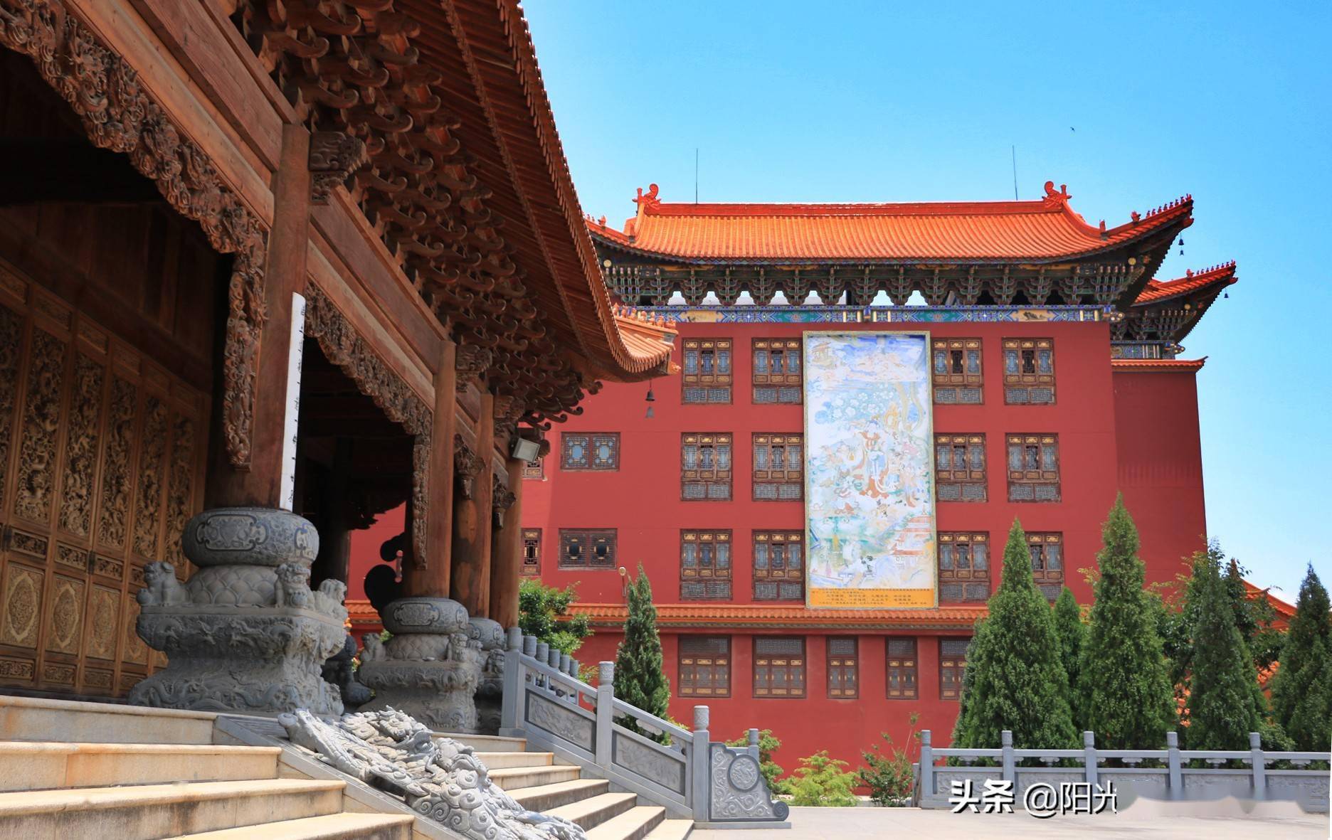 走进昆明宝华寺红墙黄瓦的建筑雄伟壮丽蔚为壮观