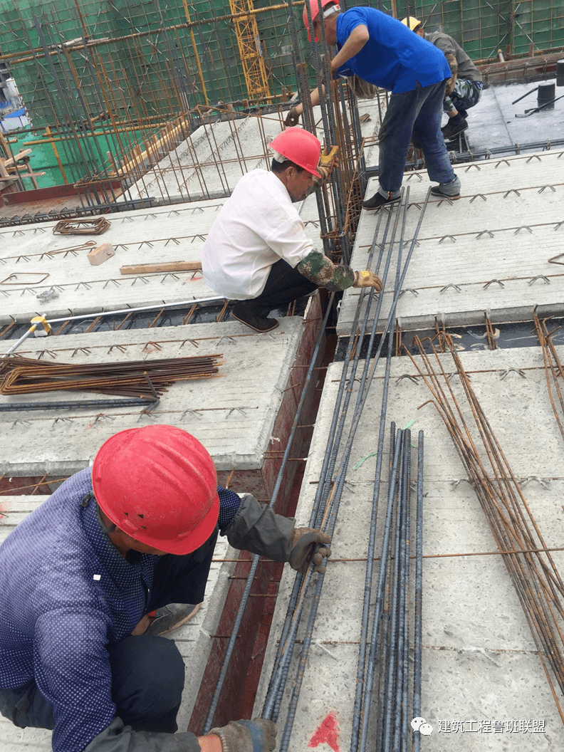 7板钢筋绑扎,线管线盒预埋线管走叠合板桁架下方,避免了线管踩踏,保护