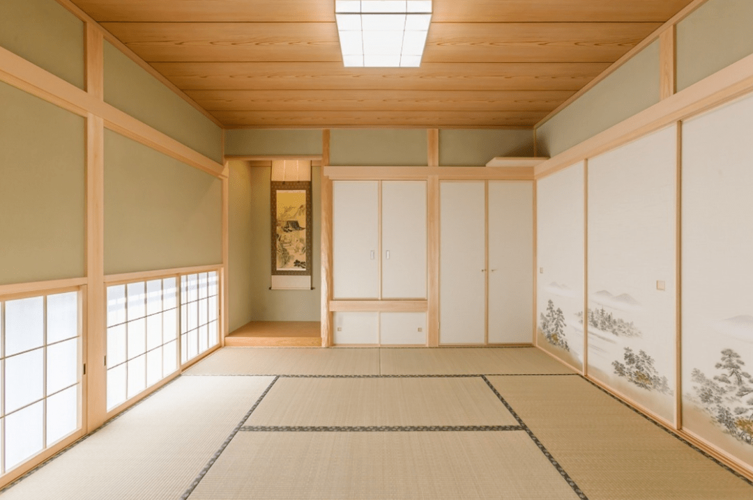 比如通铺的榻榻米地面,白天可以作为会客区,摆上茶几即可,大家围坐在