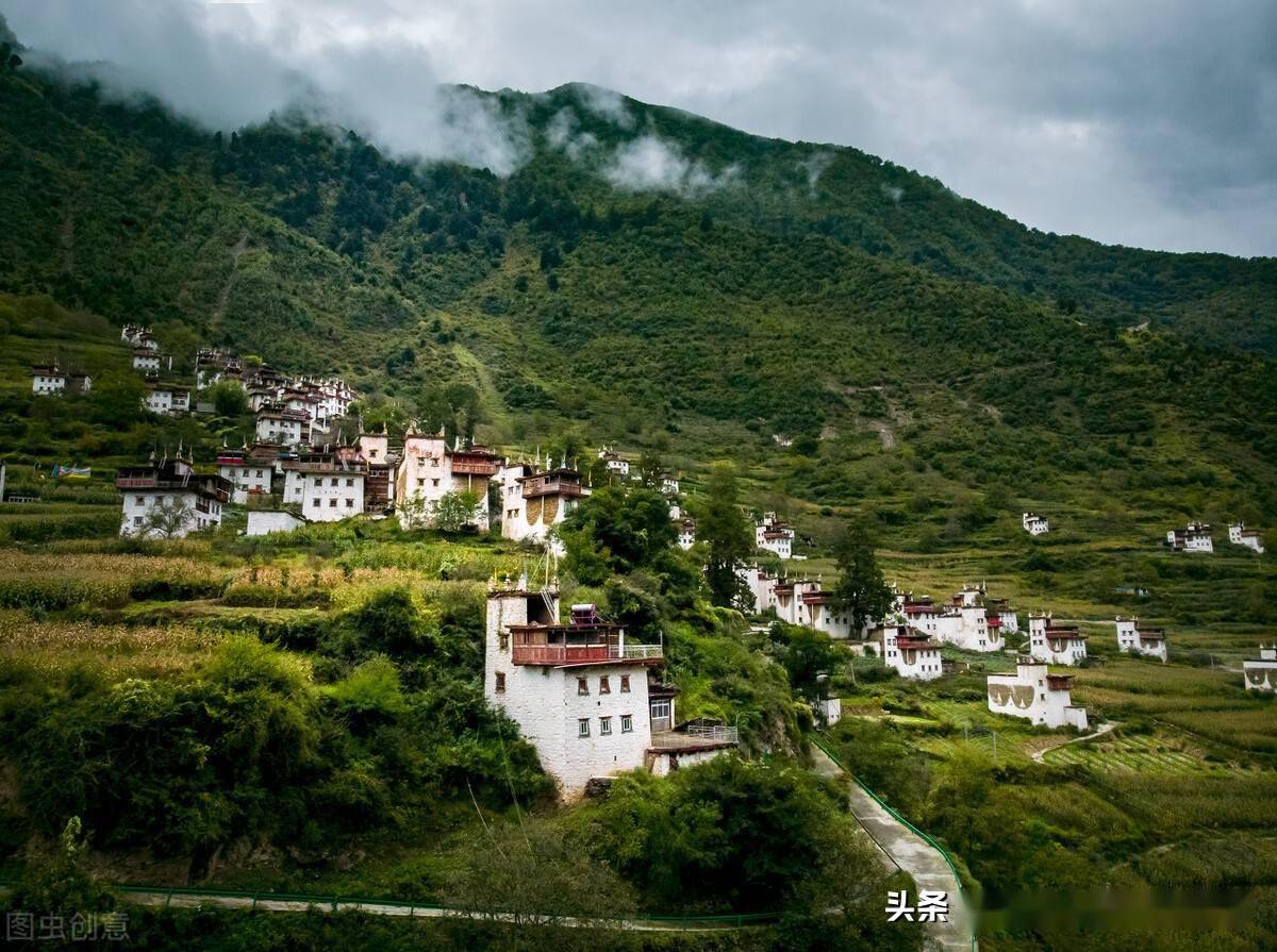 百年藏寨泥巴村民族深厚的历史和传统记忆载体面向阳光的山坡