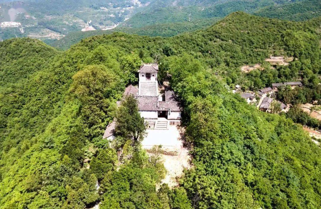 当我们登临玉皇山顶时,中原突围部队与国民党军的枪战声,厮杀声仿佛