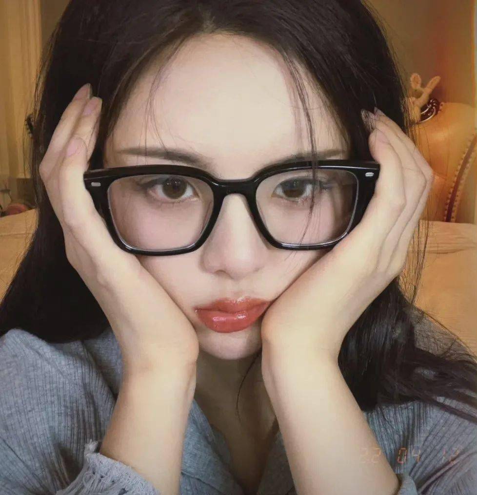 杨超越的眼镜妆也太好看了!"姐气"十足,鲨疯了!_妹妹_款式_显得