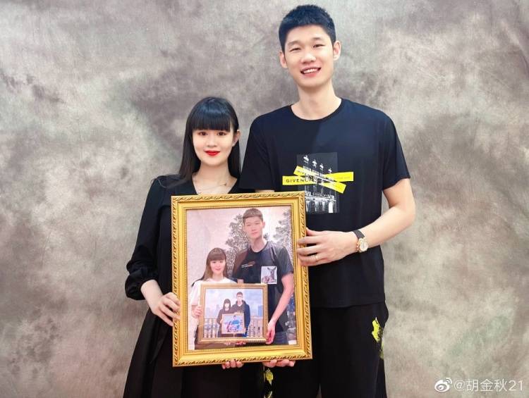 胡金秋晒出一张和妻子王璐的合照,并写道:"结婚两周年,永远爱你.
