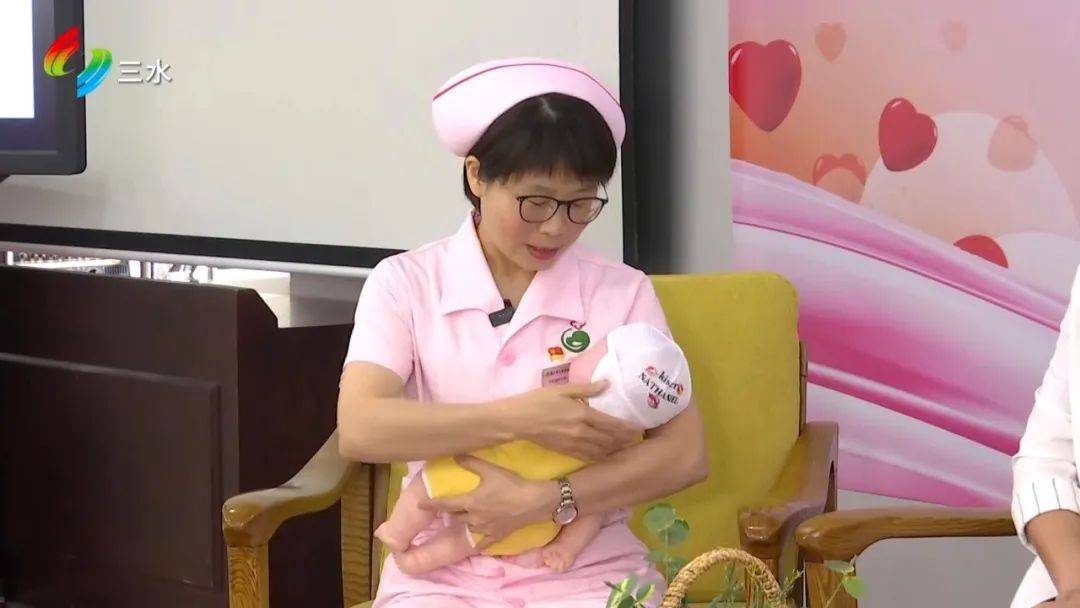 直播间里,两名产科副护士长还讲解了早产儿的喂养方式,用药后的母乳