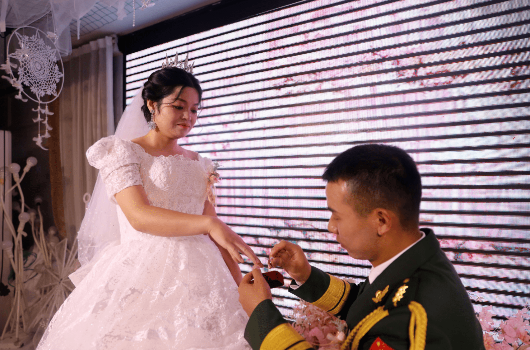 2021年2月14日梅飞在军营身穿军装向李林桔求婚,同