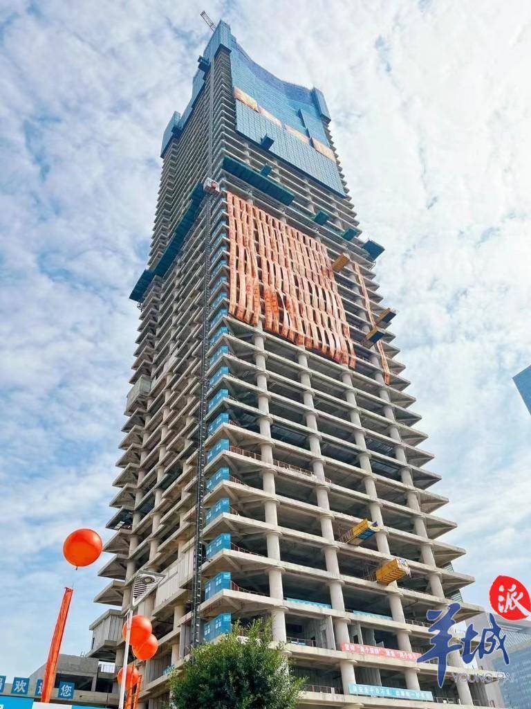 佛山顺德新地标高2334米的顺德农商银行大厦正式封顶