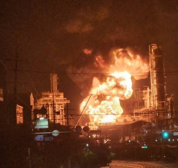 韩国一炼油厂大爆炸致1死9伤：火柱腾起数十米 附近震感剧烈