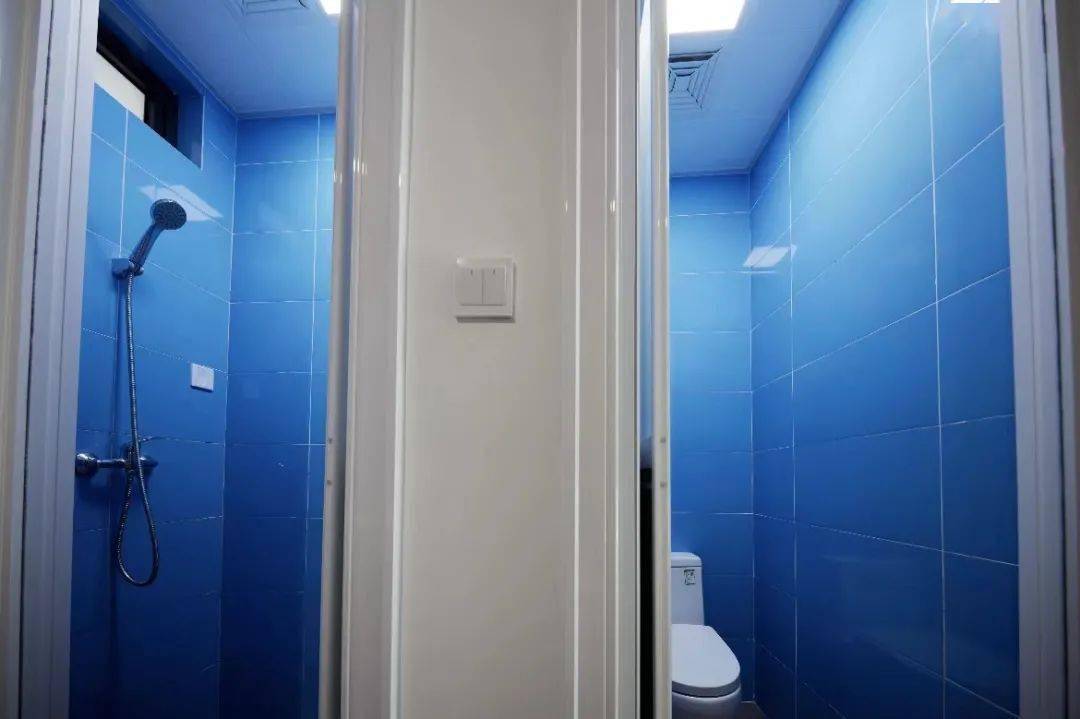 寝室家具环保要求都达标,新鲜绿植已就位,每天还有专人开窗通风.