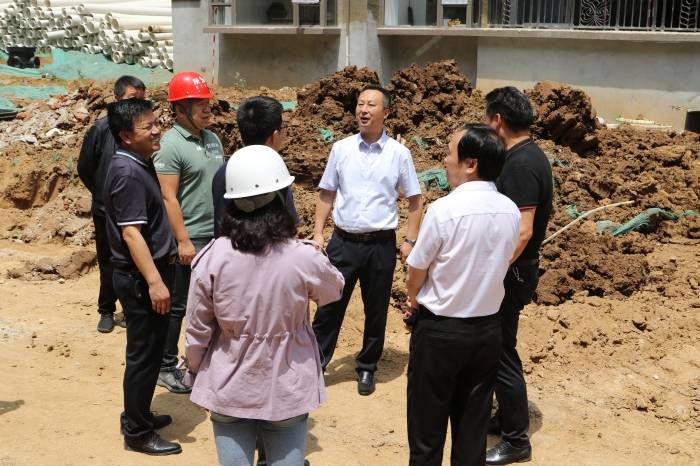 汉中市南郑区委副书记区长王志伟在梁山工业园区调研