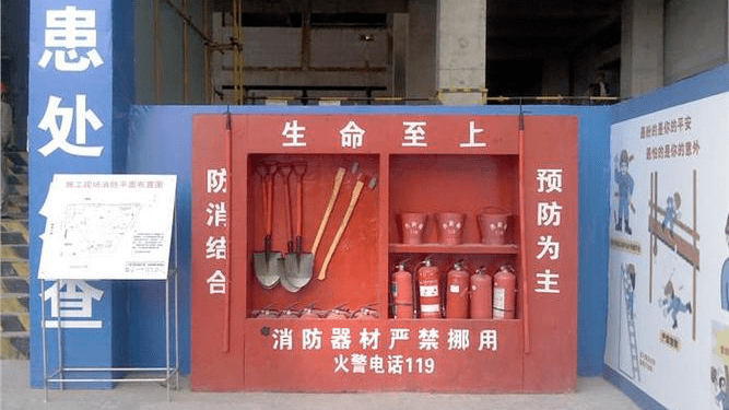 有的施工现场虽然设置了临时消防通道,但通道内堆满了水泥,钢筋,木板