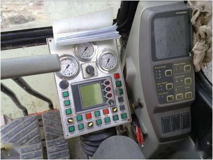 旋挖钻机常用钻头￠600~1200mm,钻杆两节通过内套连接,采用液压钻进