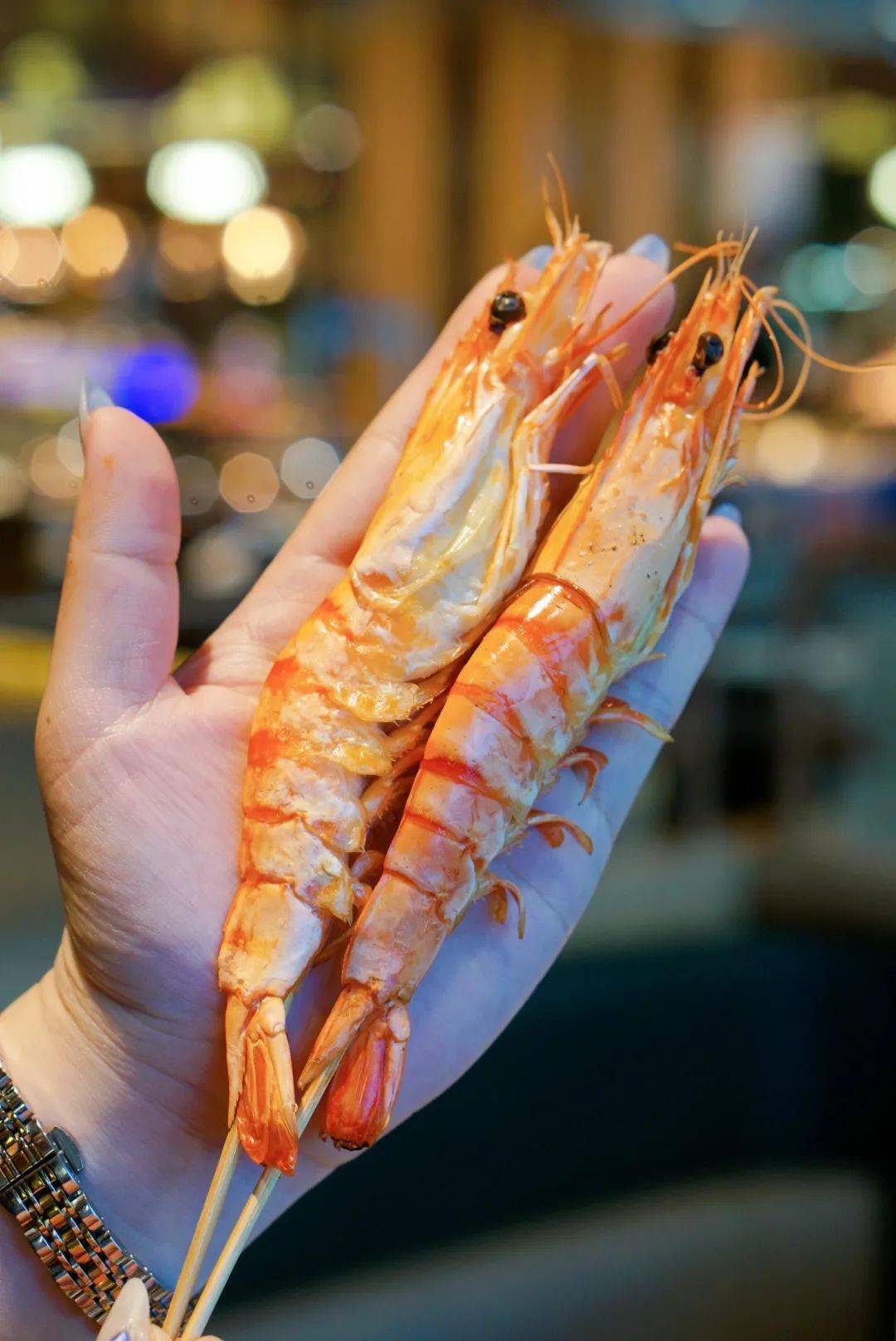 还没烤好,香味就溢出来了~羊肉串,鱿鱼,扇贝,生蚝还有花甲粉让烧烤