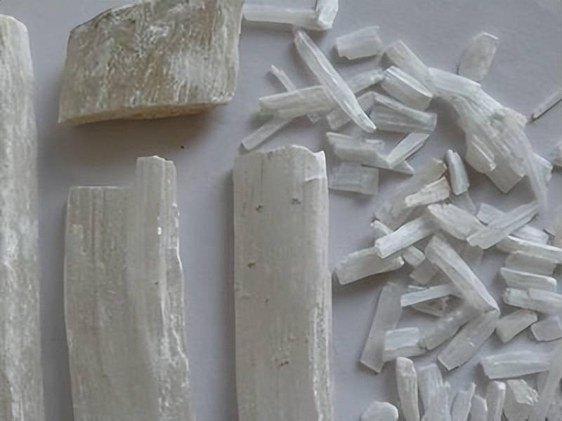 石膏性味:甘,辛,大寒 归经:肺,胃经 功效:生用:清热泻火,除烦止渴(气