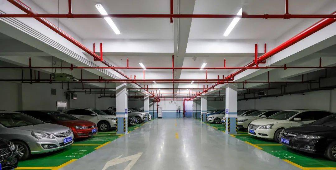 地下车库改造前通过整治,缤纷北苑更换高层28台电梯,加装电梯67台