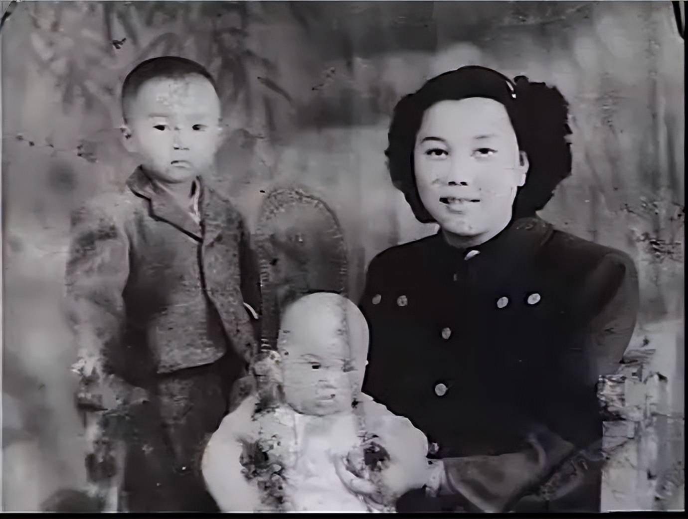 王洛宾不相信妻子劈腿,深夜回到兰州家中,妻子:你回来晚上睡哪