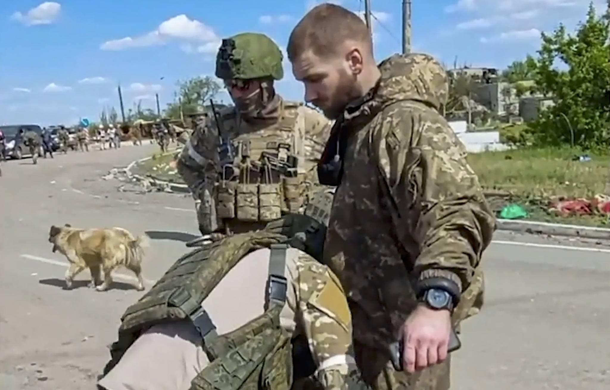 俄乌战局｜俄对乌投降指挥官进行采访，用特种装甲车将其带离