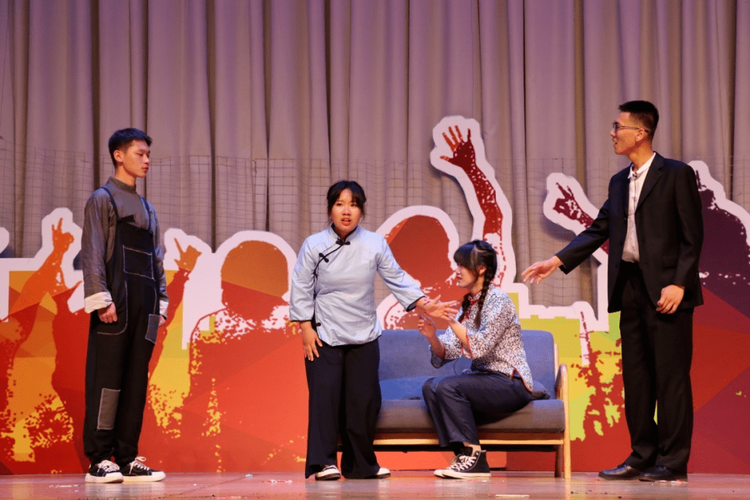 校讯高二年级举办quot绽放青春演绎经典quot话剧表演活动67