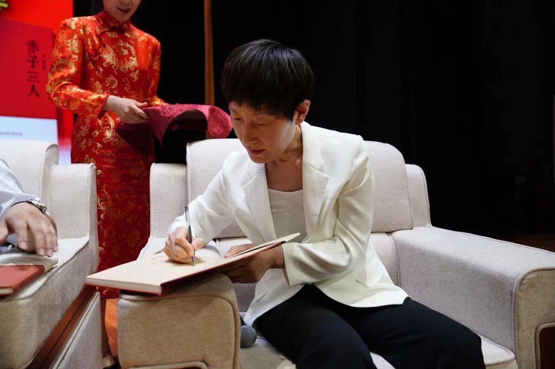 现场领导,嘉宾分别在新书上签名郑标向公木,方纪,任桂林三位先生所在