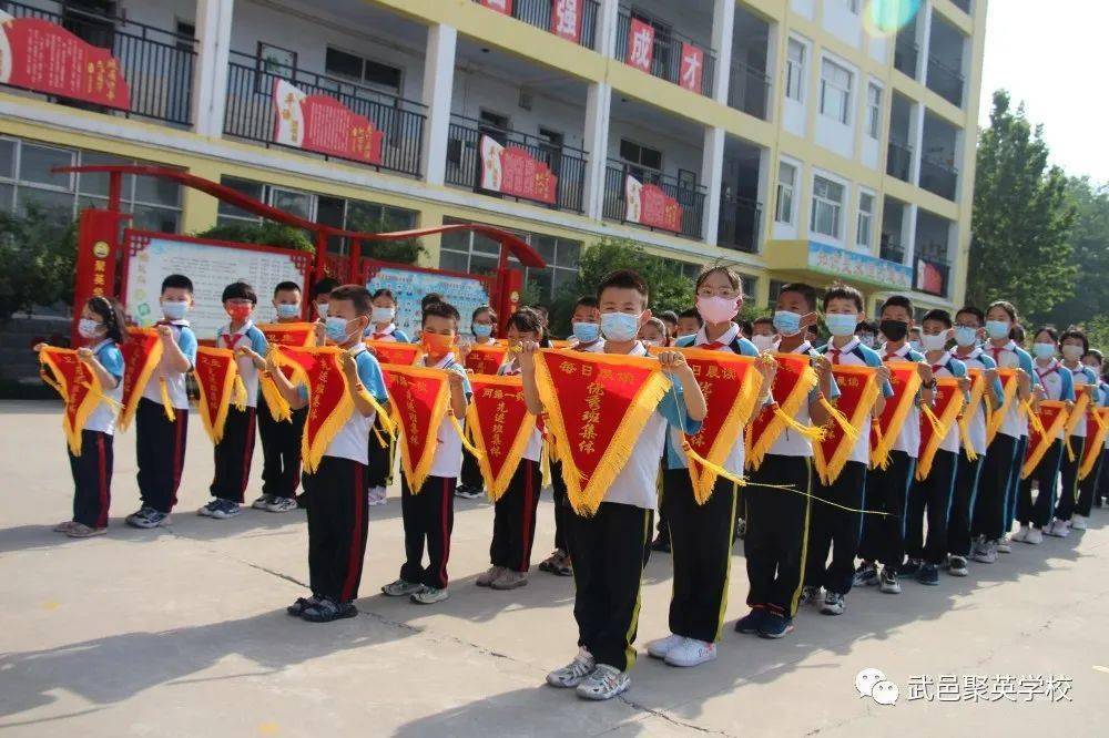 聚英学校小学部举行强化规范管理建设文明校园升旗仪式