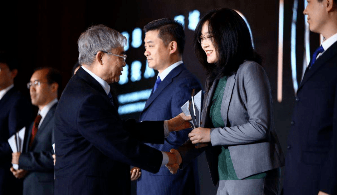 2014年,黄芊芊获得了北京大学信息科学技术学院学术十杰的荣誉称号,这