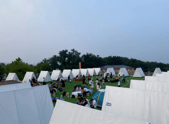 七星台风景区位于济南南部 40 公里处,因"七峰竞秀,势若北斗"而得名.