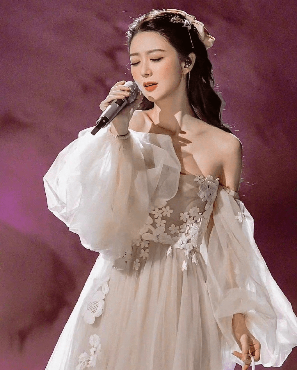 了哥哥张国荣的《今生今世》后,不少网友大赞一身公主造型的薛凯琪