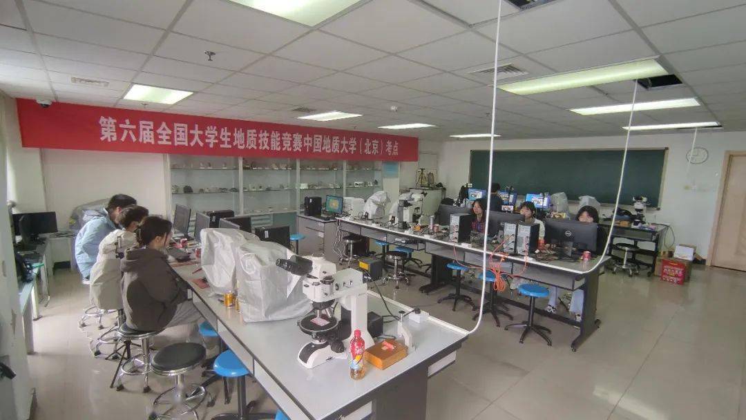 与资源学院等单位统筹安排,通过校赛选拔出10余名学生,组建由董国臣