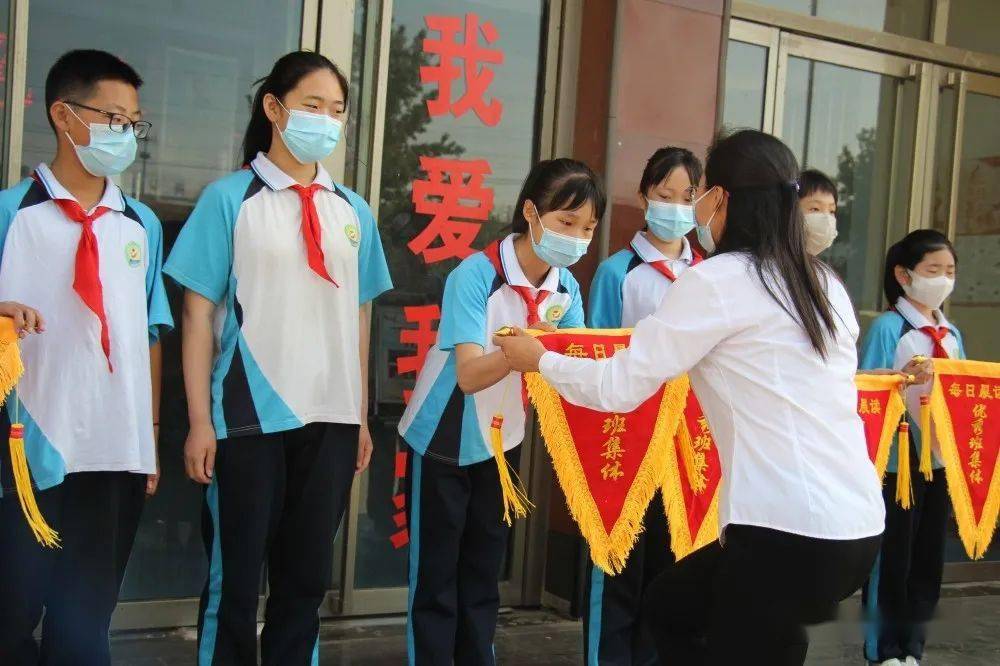 聚英学校小学部举行强化规范管理建设文明校园升旗仪式