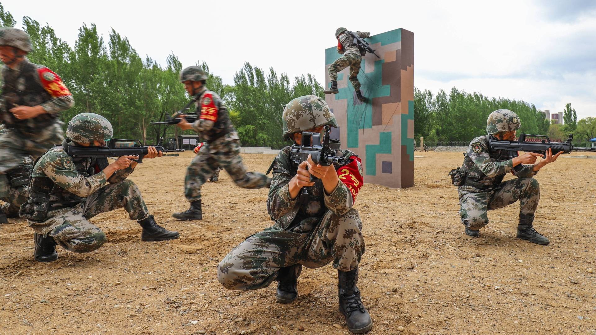 陆军炮兵防空兵学院士官学校组织毕业学员开展战斗体能比武考核