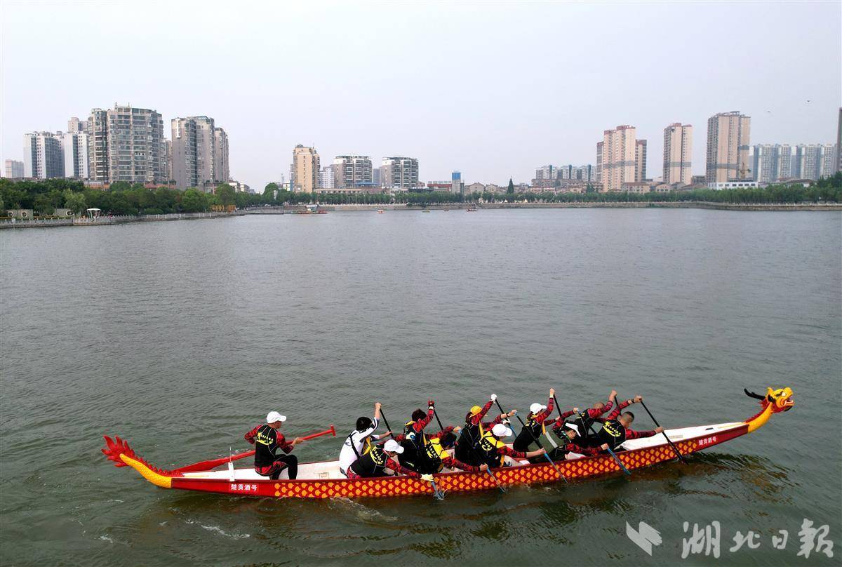 宜城:鲤鱼湖中赛龙舟_襄阳市_湖北省_郑新涛