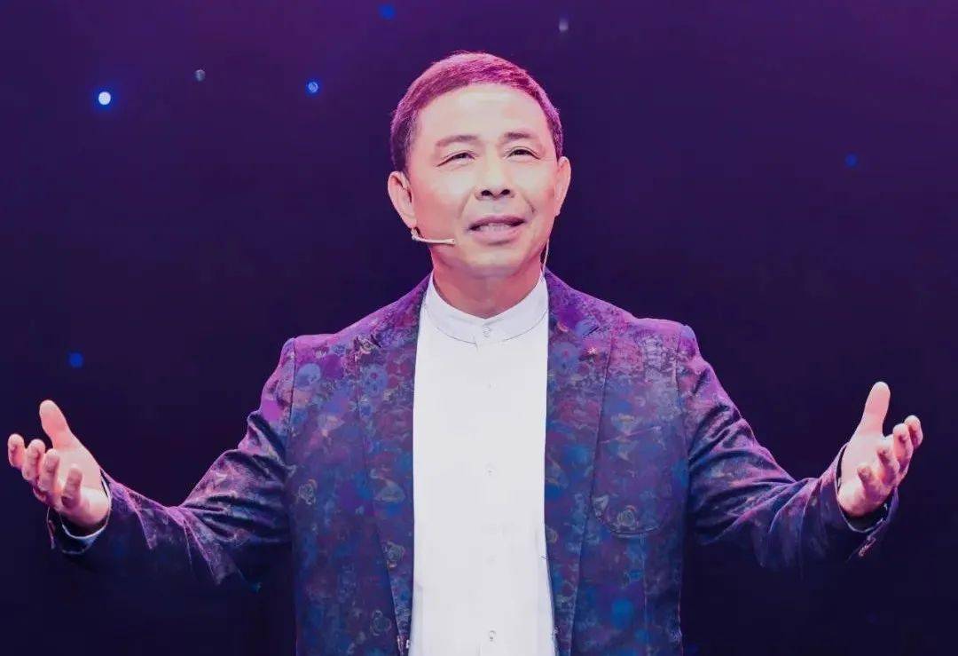 肖鹏广电资深播音员,无锡市朗诵艺术学会会长,江苏省播音主持委员会副