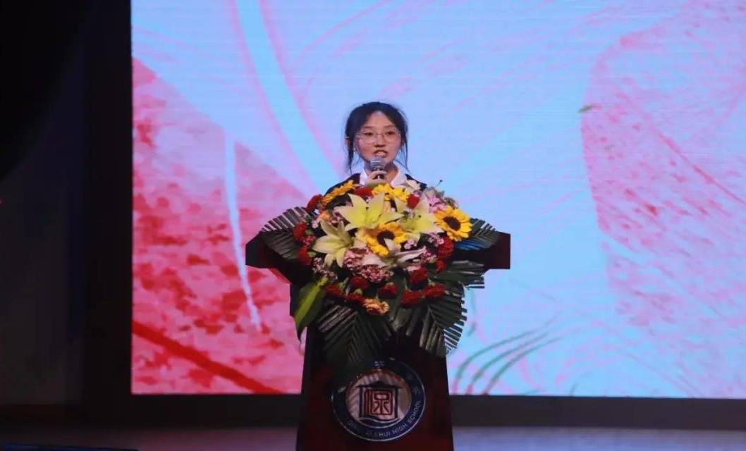 青春筑梦重庆字水中学为高三学子举办成人礼